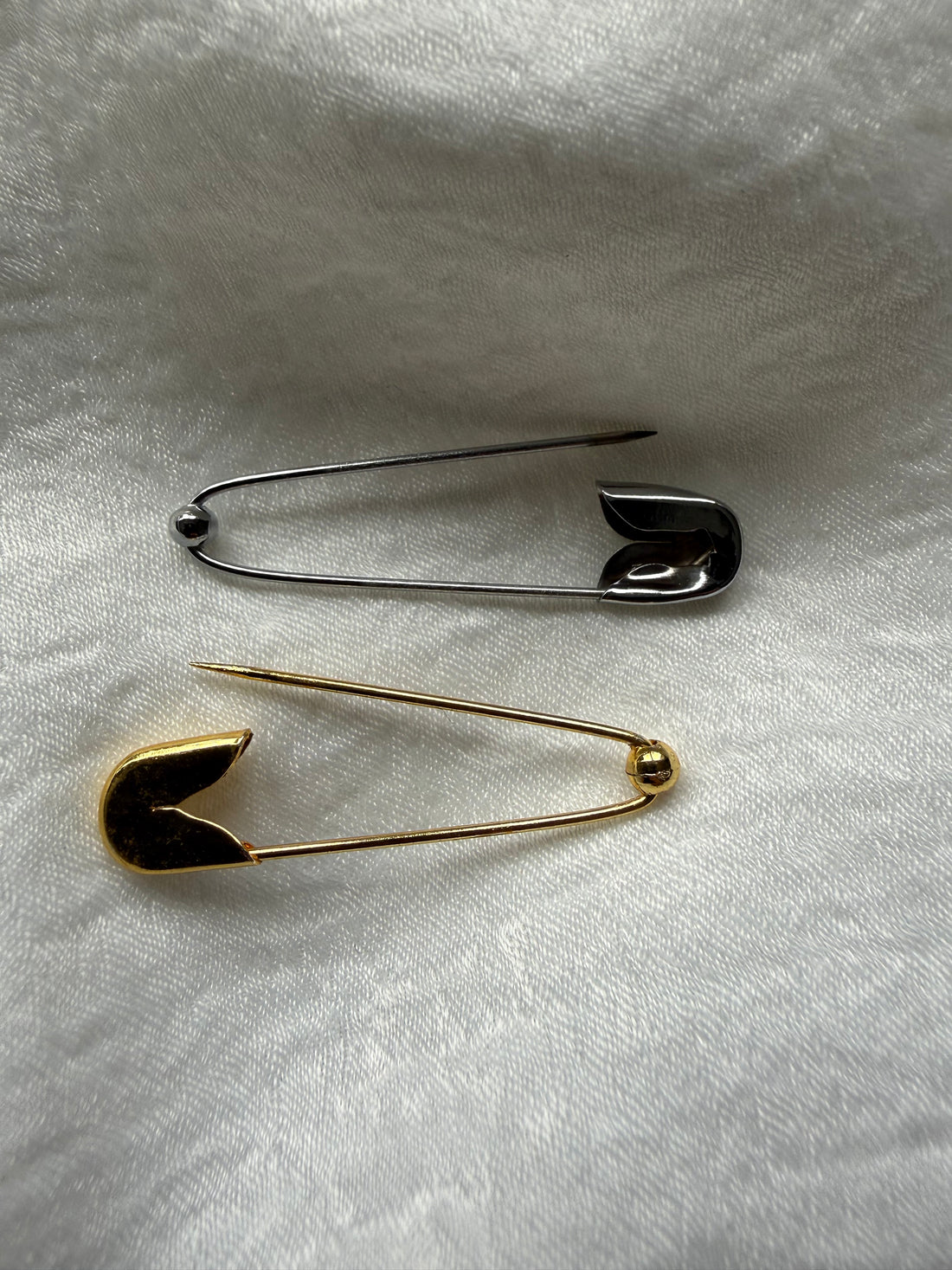 No Snag Ball-End Hijab Safety Pins for Everyday Use 10pcs - Secure Clasp Closure, Smooth Tip, Gold & Silver Finishes, Lightweight & Durable